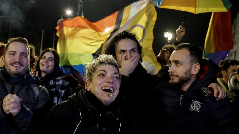  de la comunidad LGBTQ+ griega festejan la legalización del matrimonio igualitario (Foto: Reuters)