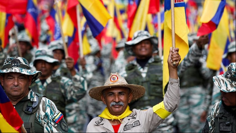  de la Milicia Bolivariana marchan con partidarios del gobierno en Caracas (Foto: Reuters)