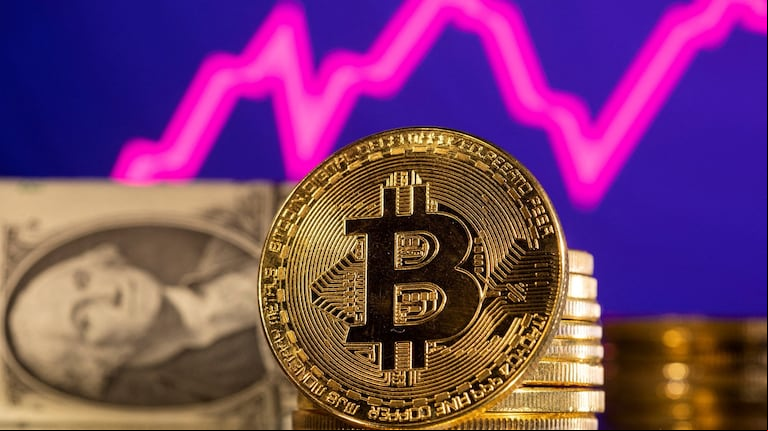 A horas del anuncio del levantamiento del cepo, el dólar cripto funciona como un termómetro cambiario de lo que pueda ocurrir el lunes 14 de abril con el blue. (Foto: Reuters)