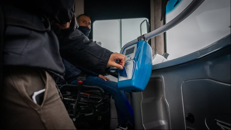 A partir de hoy, se puede pagar el viaje en colectivo con diferentes medios de pago. (Foto: TN/Leandro Heredia)