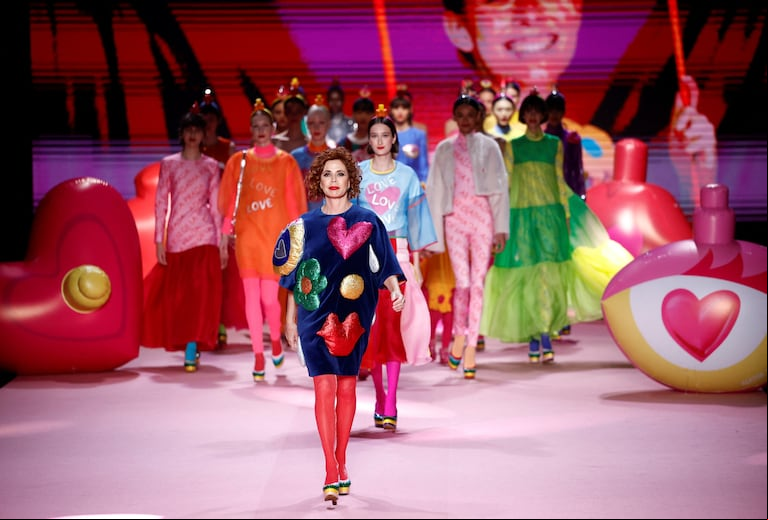 A puro color, Agatha Ruiz de la Prada fue la encargada de abrir la Mercedes Benz Fashion Week de Madrid (Foto: REUTERS/Juan Medina)