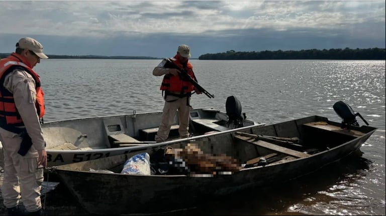 Abandonaron una embarcación con 80 kilos de carne de carpincho en la costa del río Uruguay valuada en $2 millones. (Foto: gentileza El Litoral).