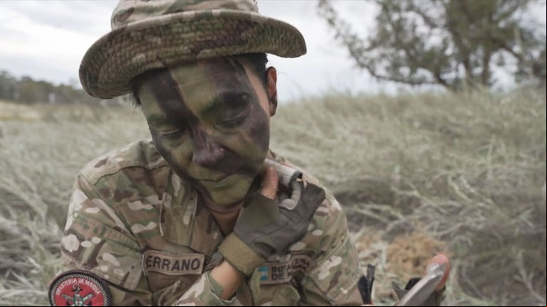 Abigail Serrano estudió toda su vida danzas clásicas y hoy es francotiradora. (Foto: captura de video).