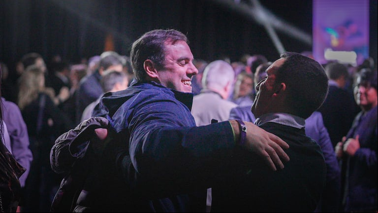 Abrazos entre la militancia de La Libertad Avanza. (Foto: Nicolás González / TN).