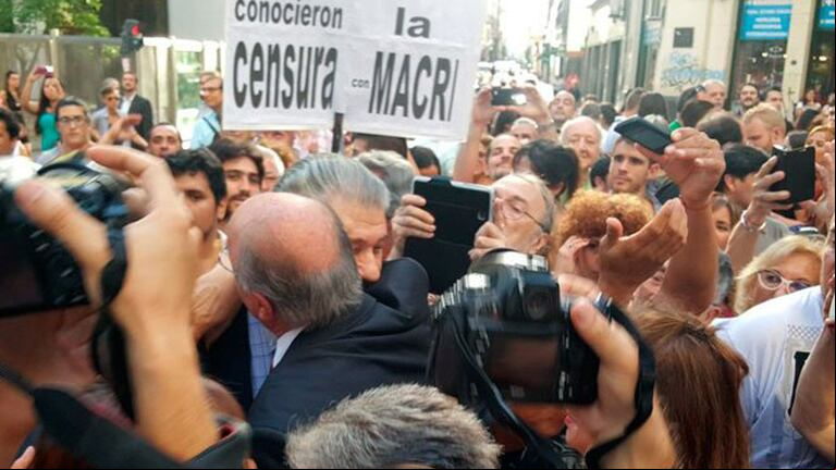 ABRAZOS. Y besos de la gente a Víctor Hugo en Plaza de Mayo.