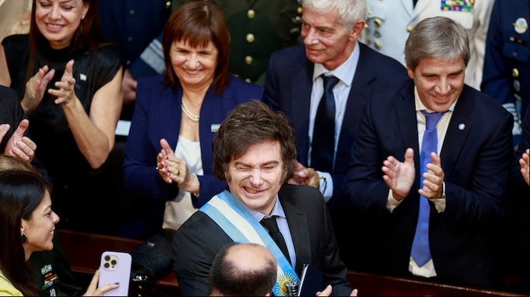 Acompañado de todo su gabinete, Javier Milei llegó al Congreso para la apertura de sesiones ordinarias. (Foto: Reuters).