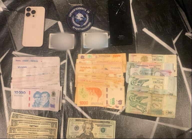 Además de los celulares, se secuestraron $50.000 pesos y documentación. (Foto: cortesía de la Policía de la Ciudad.)