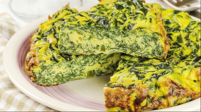 Adiós a la sartén: cómo hacer una tortilla de acelga en solo 10 minutos. (Foto: AdobeStock)