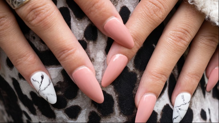 Adiós a las uñas esculpidas: esta es la tendencia que será furor en 2025. (Foto: Adobe Stock)
