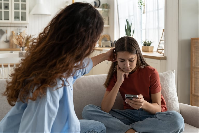 Adolescencia: cómo cambia el vínculo con los hijos, el duelo de la niñez y cómo acompañar sin perder conexión. (Foto: Adobe Stock)