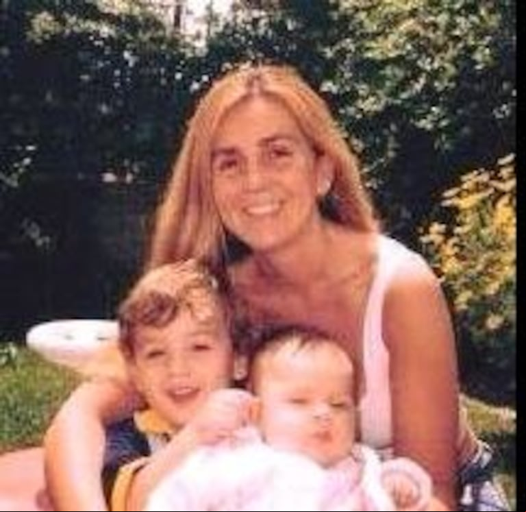 Adriana y sus hijos, en Mar del Plata.