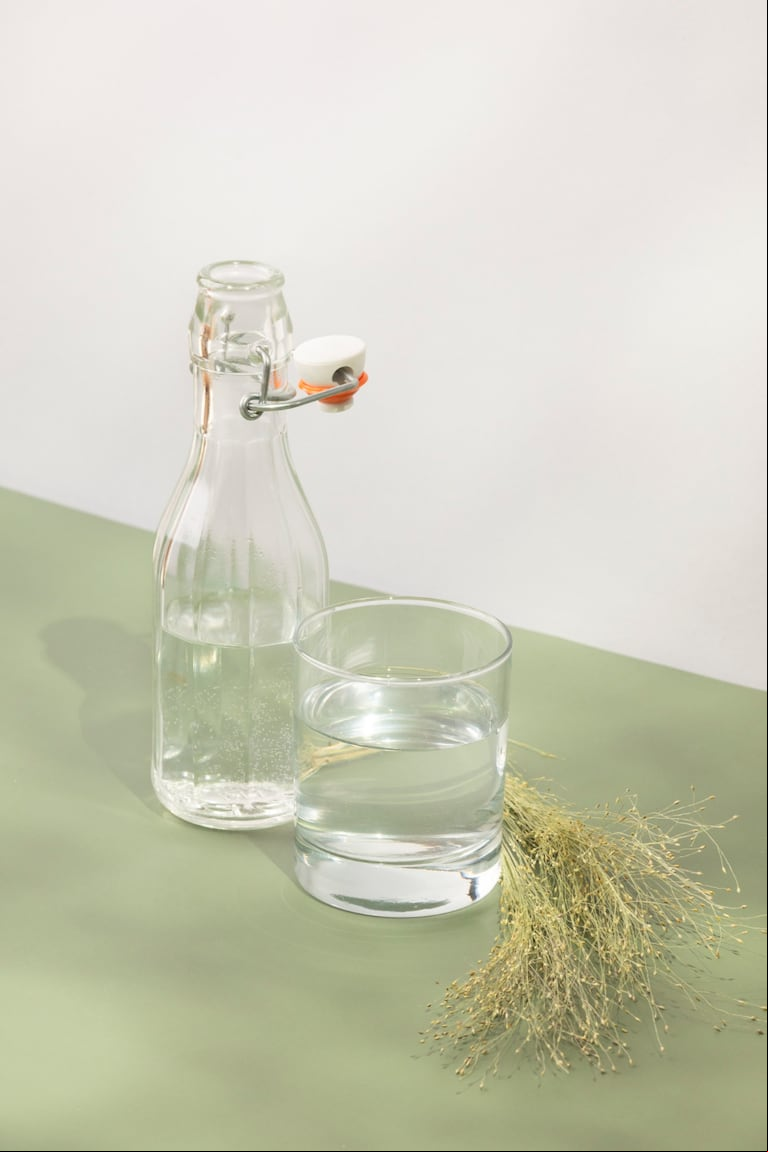 Agua y vinagre blanco, clave para la limpieza (imagen ilustrativa Freepik)