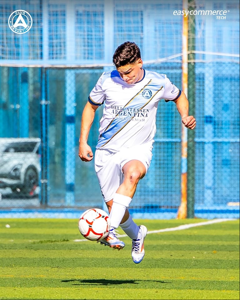 Agustín, el hermano de Julián Álvarez, juega en el Club Argentino de España. (Foto: clubargentino.es/IG)