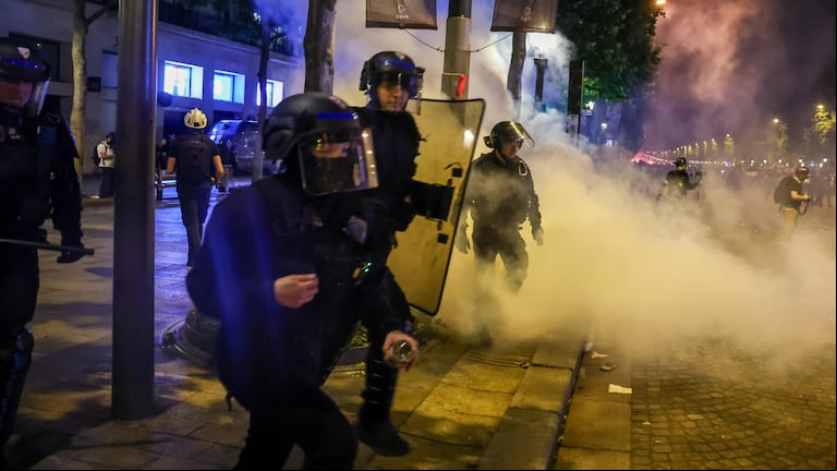 Al menos 294 personas fueron detenidas entre la noche del sábado y la madrugada del domingo en Francia, tras enfrentamientos con la policía. (Foto: EFE/Christophe Petit Tesson)