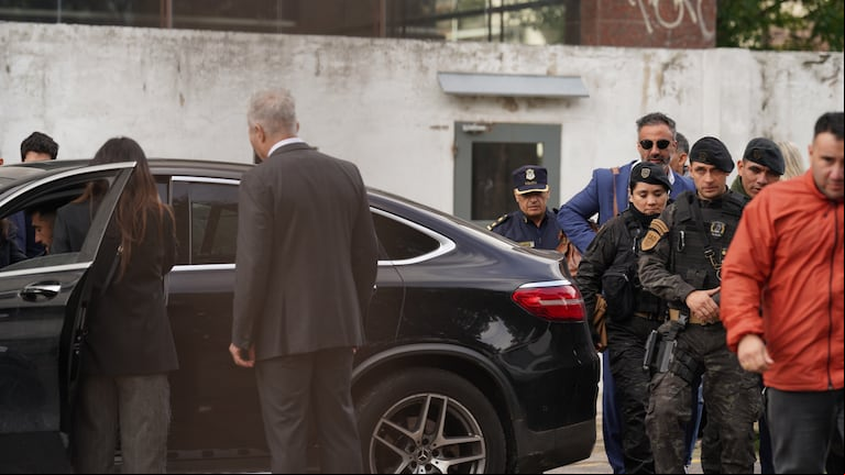 Al retirarse de los tribunales de San Isidro, Luque pasó a centímetros de Dalma y Giannina. (Foto: Agustina Ribó / TN)
