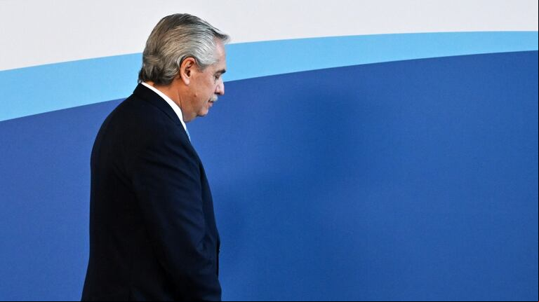 Alberto Fernández alcanzó el récord del expresidente con el porcentaje más alto de imagen negativa. (Foto: AFP/Nelson Almeida).