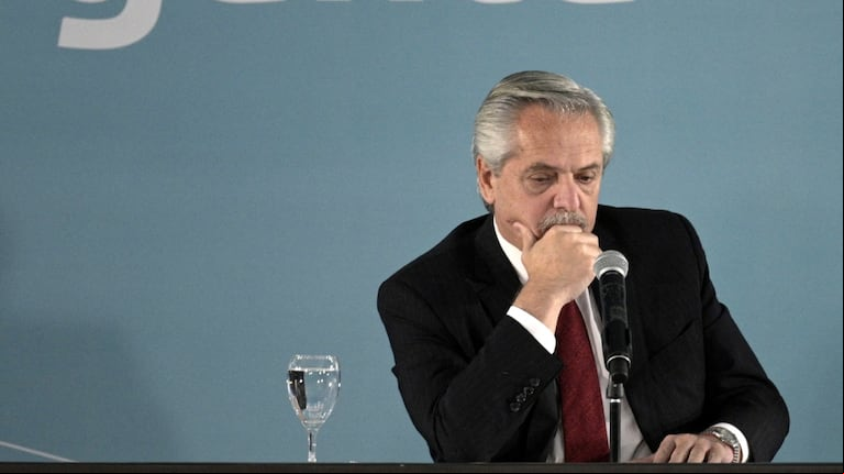 Alberto Fernández durante una conferencia cuando era Presidente. (Foto: AFP/Juan Mabromata).