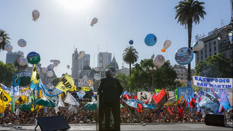 Alberto Fernández encabezó el acto por le Día de la Militancia en la Plaza de Mayo (Foto: Presidencia).
