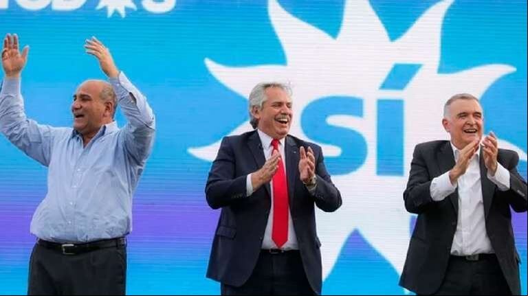 Alberto Fernández junto a Juan Manzur y el gobernador Osvaldo Jaldo en un acto en Tucumán (Foto: Prensa Presidencia).