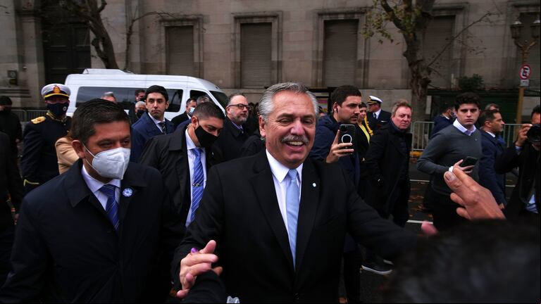 Alberto Fernández llegó caminando a la catedral de Buenos Aires para el Tedeum. (Foto: TN/Daniel Raichijk).