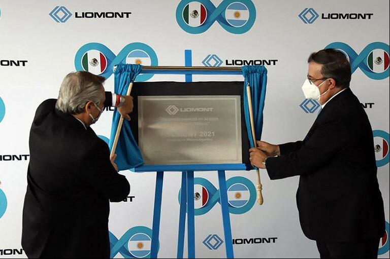 Alberto Fernández realizó una recorrida por el laboratorio “Liomont”, donde se completa el proceso de fabricación y envasado de la vacuna para combatir el coronavirus, que desarrollaron la Universidad de Oxford y la empresa AstraZeneca y cuya producción destinada a América Latina se realiza en el laboratorio argentino mAbxience. (Foto: AFP/ Ministerio de Exteriores de México)