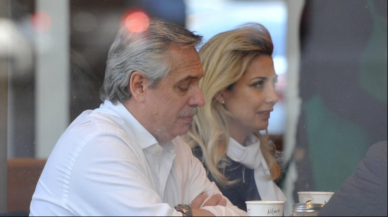 Alberto Fernández y Fabiola Yañez tomando un café. (Foto: EFE / Enrique Garcia Medina)