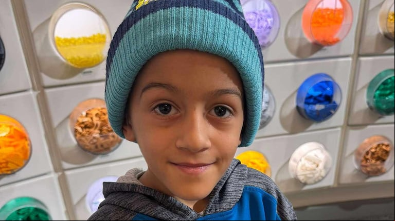 Alexander, el nene de 7 años que fue operado del corazón después de que se le cayera un drone encima. (Foto: Facebook/Adriana Edgerton)
