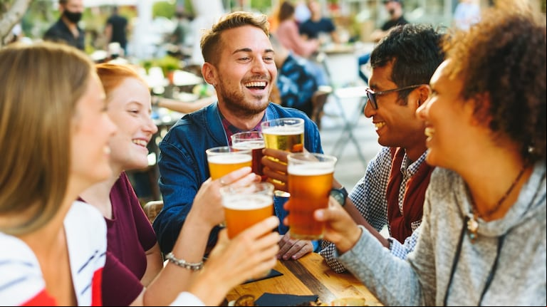 Algunas personas disfrutan de las reuniones sociales mientras que otras, se cansan rápido y necesitan más espacio. (Foto: Adobe Stock)