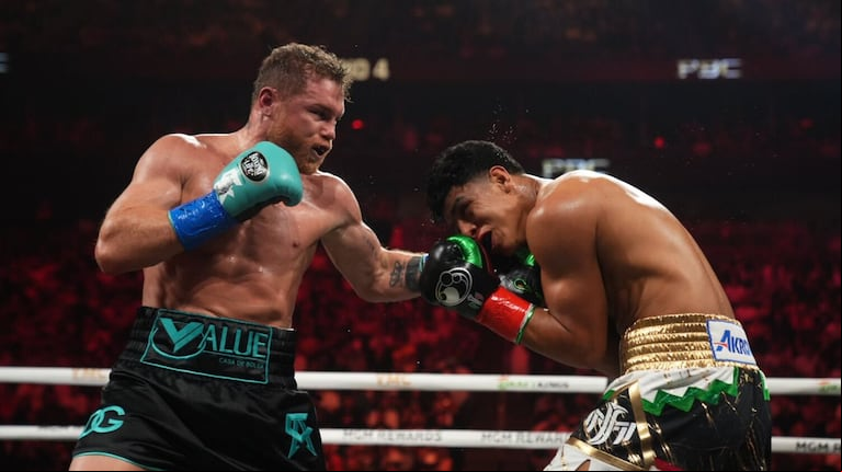 Álvarez mandó a la lona a Munguía en el cuarto asalto. (Foto: Premier Boxing)