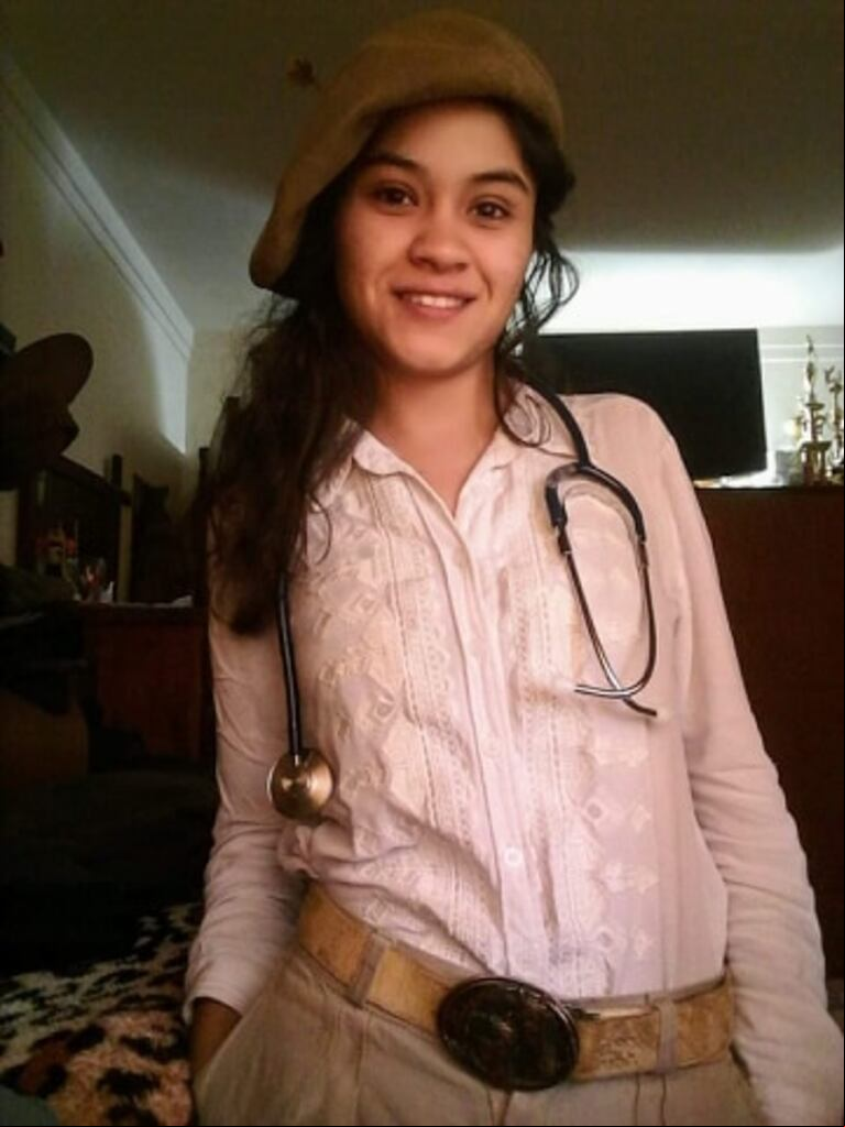 Amanda, con el estetoscopio, en la Escuela Secundaria N° 7 de El Paraíso, donde comenzó a forjar su sueño. (Foto: Amanda Lerchundi).