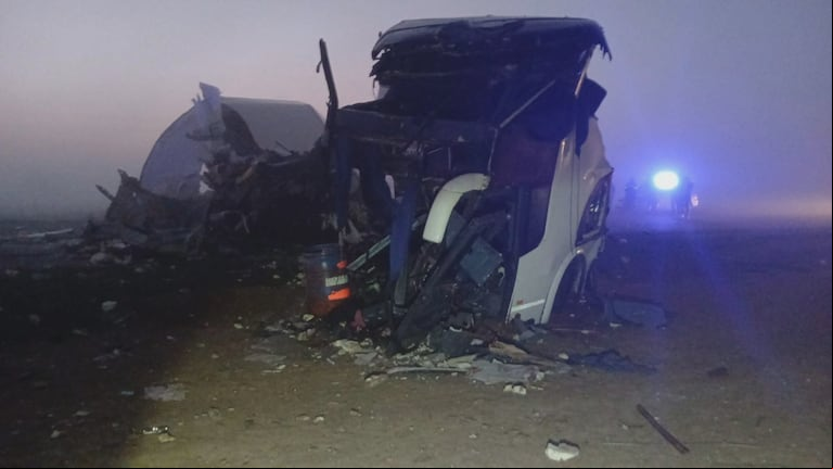 Ambos vehículos quedaron destrozados. (Foto: captura TN)
