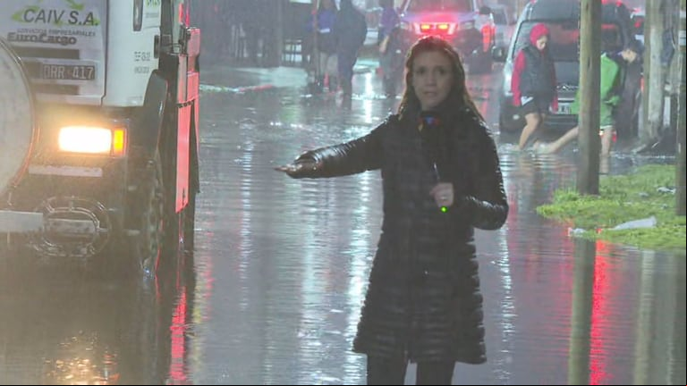 Ana Ortiz, cronista de TN, sufrió una caída en vivo durante la cobertura de inundaciones en Bernal (Foto: captura de TN)