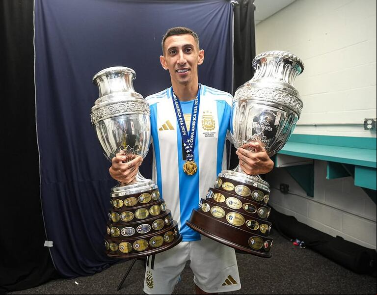Ángel Di María con las dos Copas América que ganó con la Selección argentina. (Foto: angeldimariajm/IG)