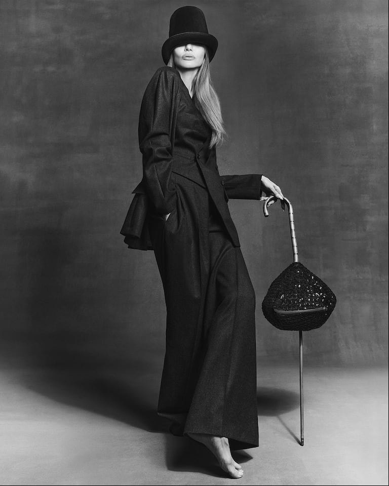 Angelina Jolie con sastrería, bastón y sombrero. (Foto: @Luigiandiango @2bmanagement/@crfashionbook)