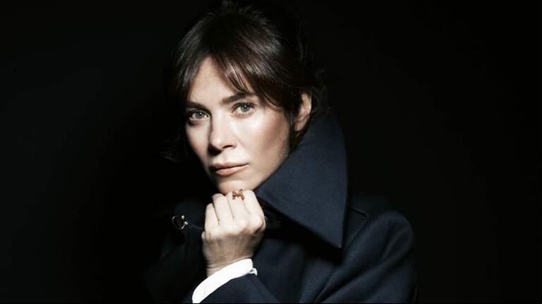 Anna Friel la rompe como la investigadora inglesa.