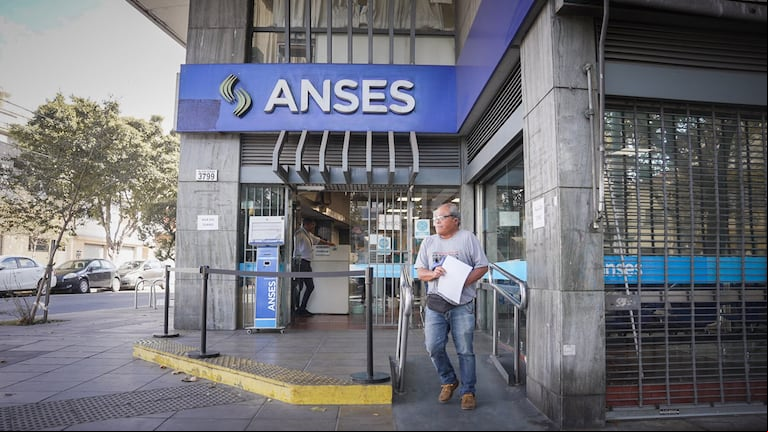 ANSES: en este mes, las prestaciones tendrán un ajuste del 3,7% por el IPC de marzo. (Foto: Nicolás González/TN)