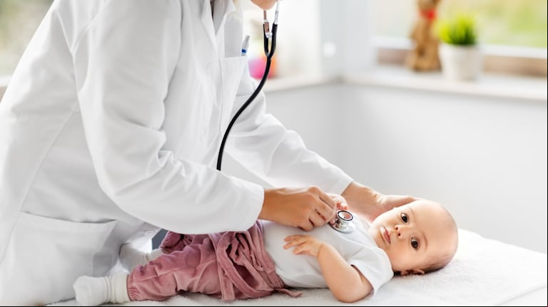 Ante la aparición de los primeros síntomas del virus sincicial respiratorio, es importante consultar al médico. (Foto: Adobe Stock)