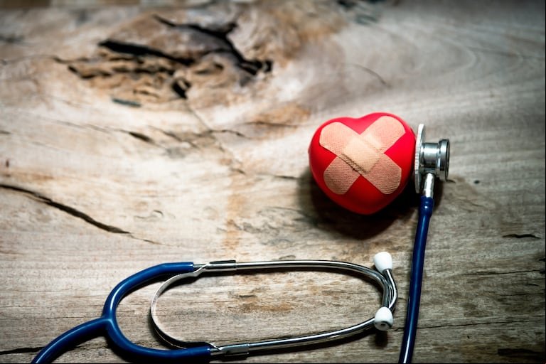 Antes de embarcarse en un viaje, el doctor Baratta recomienda realizar una evaluación médica completa, especialmente en personas con antecedentes cardíacos. (Foto: Adobe Stock)