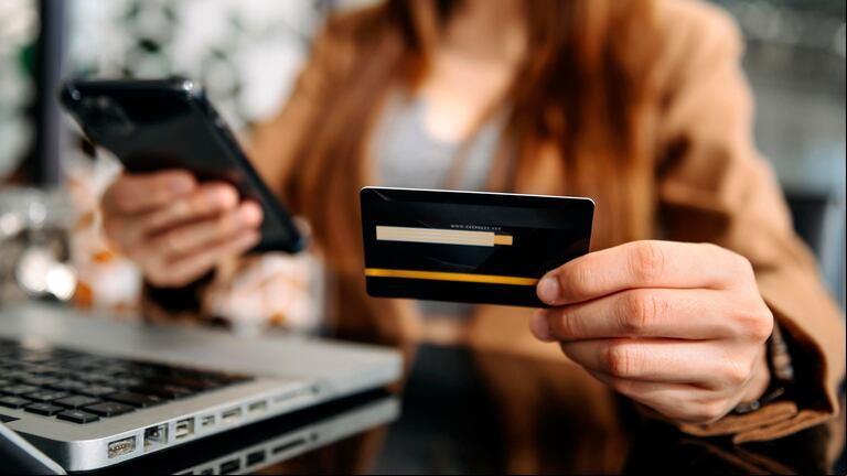 Antes de poner la tarjeta para aprovechar una oferta tentadora prestá especial atención a estos consejos. (Foto: Adobe Stock)