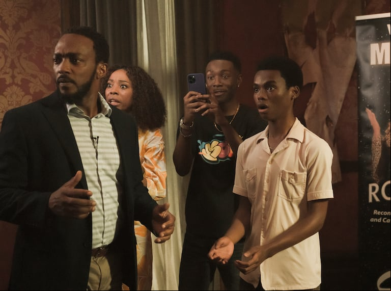 Anthony Mackie, la estrella de Marvel, hace de Frank, el padre de familia en la casa del fantasma. Prensa Netflix.