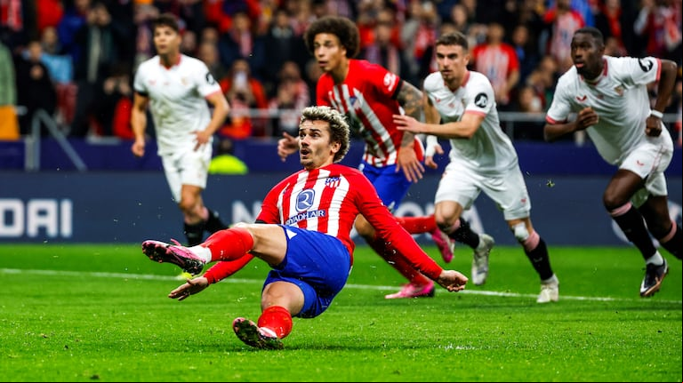 Antoine Griezmann se resbaló antes de patear un penal en el Atlético Madrid ante el Sevilla por la Copa del Rey. (Foto: EFE)
