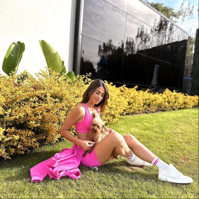 Antonela Roccuzzo marcó tendencia con su look deportivo fucsia. (Foto: Instagram/@antonelaroccuzzo)