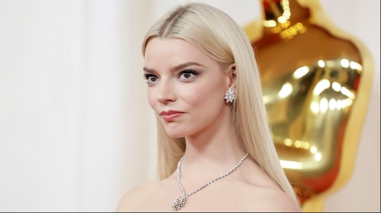 Anya Taylor Joy llegó a la red carpet de los Oscar con un vestido de Dior y joyas de Tiffany. (Foto: EFE)