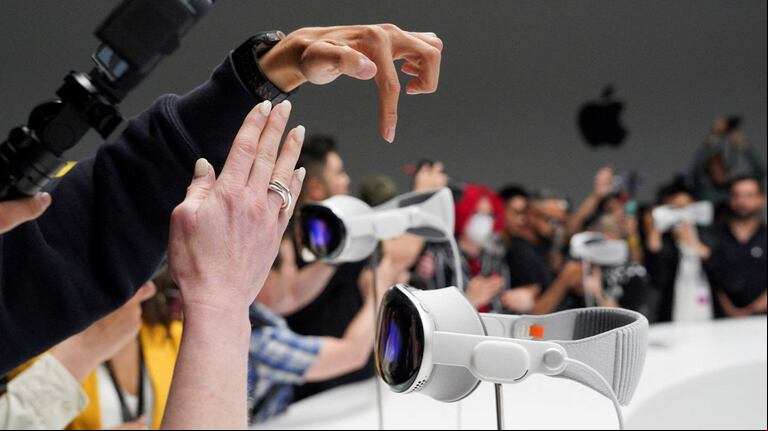 Apple Vision Pro se destaca por su tecnología de realidad mixta: combina virtual y aumentada. (Foto: REUTERS/Loren Elliott)