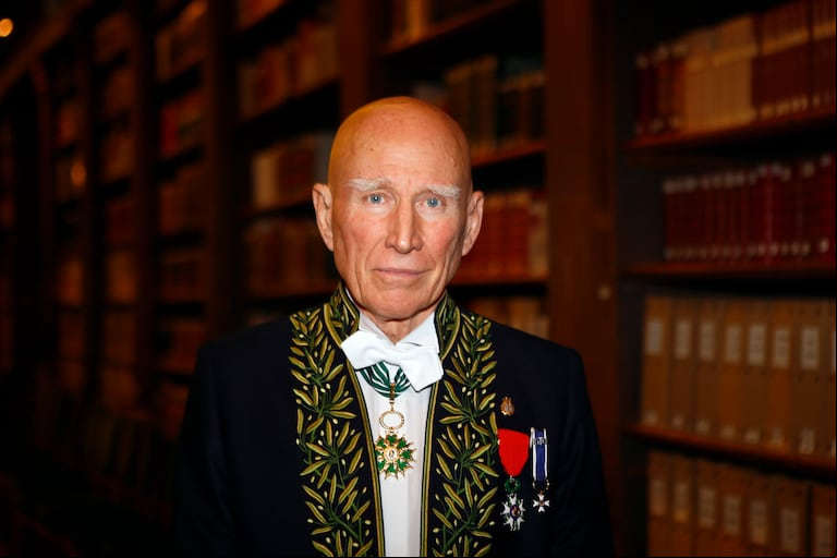 ARCHIVO – El fotógrafo Sebastiao Salgado posa para un retrato tras ser elegido miembro de la Academia de Bellas Artes de Francia en una ceremonia en París, el 6 de diciembre de 2017. Salgado, conocido por sus proyectos a largo plazo e imágenes de la naturaleza y la humanidad, falleció a los 81 años, confirmó el Instituto Terra el viernes 23 de mayo de 2025. (AP Foto/Francois Mori, Archivo)