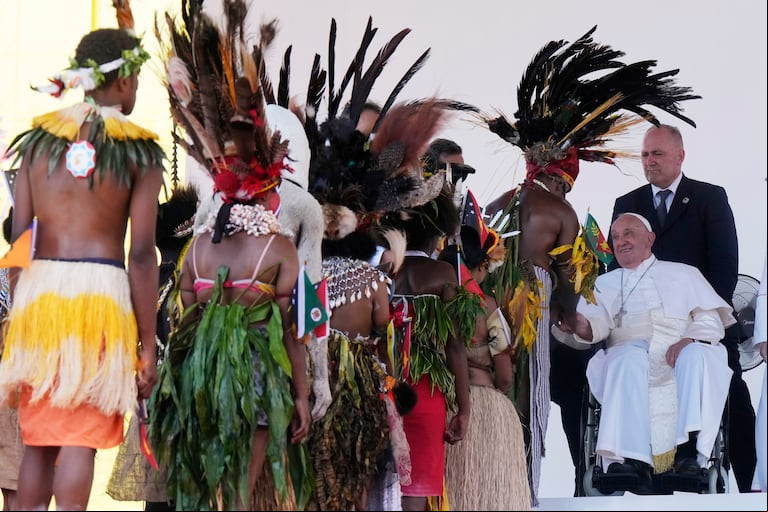 ARCHIVO - El papa Francisco se reúne con personas después de pronunciar un discurso en el Estadio Sir John Guise en Puerto Moresby, Papúa Nueva Guinea, el 9 de septiembre de 2024. (AP Foto/Mark Baker, Archivo)