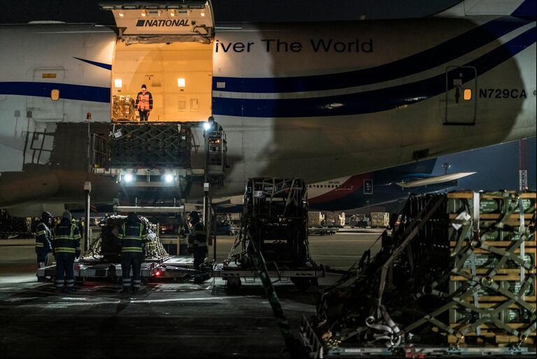 Archivo Embarques de armas norteamericanas en el aeropuerto de Boryspil, Ucrania. (Brendan Hoffman/The New York Times)