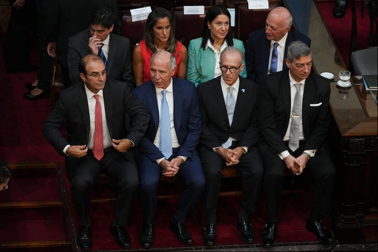 ARCHIVO - Los jueces de la Corte Suprema de Argentina, de izquierda a derecha, Manuel García Mansilla, Ricardo Lorenzetti, Carlos Rosenkrantz y Horacio Rosatti, esperan la llegada del presidente Javier Milei para dar su discurso anual a la nación en Buenos Aires, Argentina, el 1 de marzo de 2025. (AP Foto/Rodrigo Abd, Archivo)