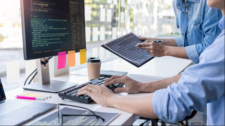 Argentina enfrenta una deuda pendiente: mejorar la calidad del software que desarrollan sus empresas (Foto: Adobe Stock).