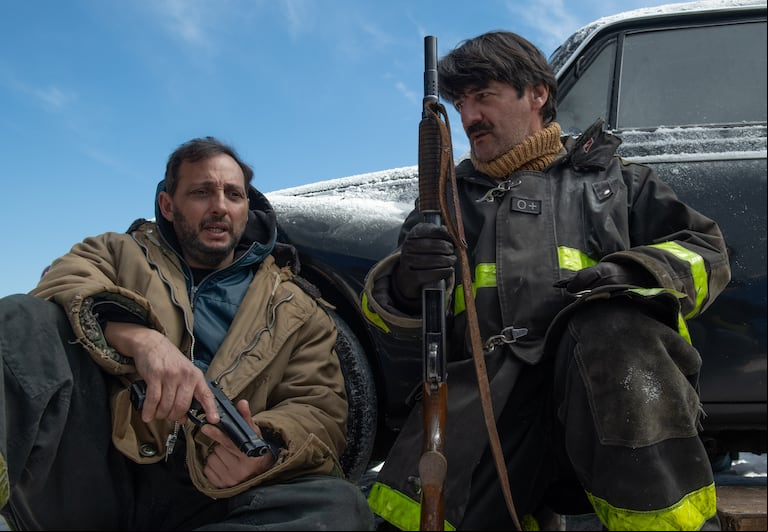 Ariel Staltari y César Troncoso en una escena de acción de "El Eternauta". (Foto: Netflix/Marcos Ludevid)